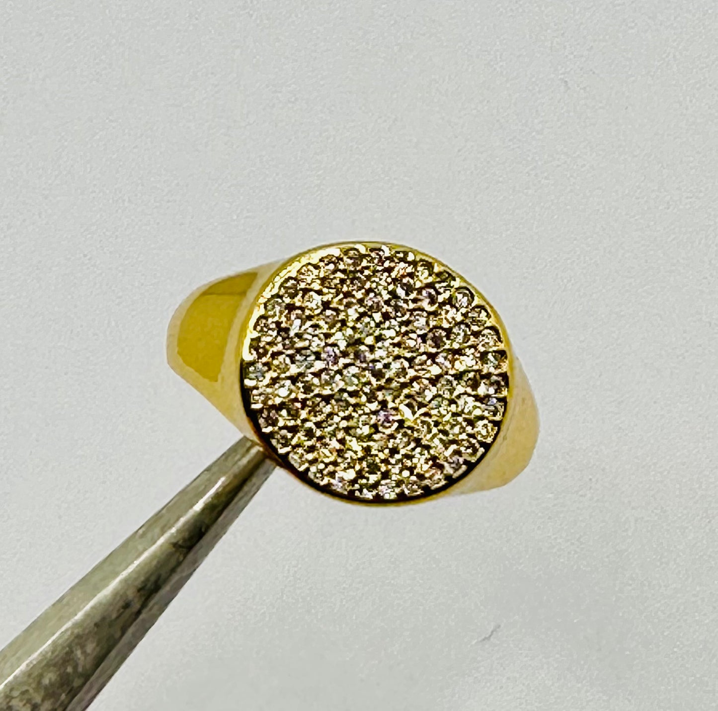 Anello Chevalier Tondo acciaio Dorato e Zirconi